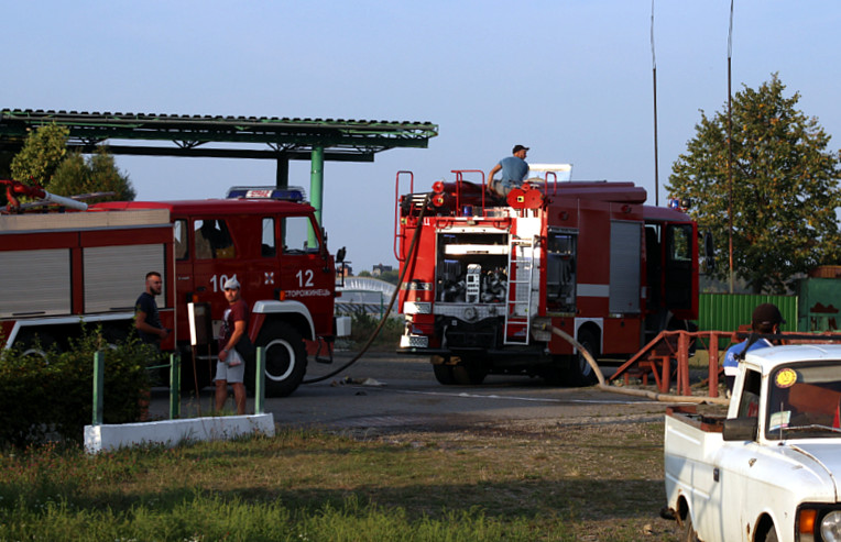 На Буковині згоріла автомайстерня на території АЗС (ФОТО)