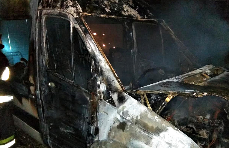 За ніч на Буковині згоріли два мікроавтобуси